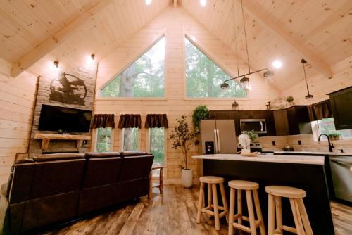Secluded Wooden Cabin with Fire Pit, Barbecue and Hot-tub in Campbellsville, Kentucky in 坎貝爾斯威爾