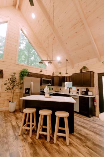Secluded Wooden Cabin with Fire Pit, Barbecue and Hot-tub in Campbellsville, Kentucky in 坎貝爾斯威爾