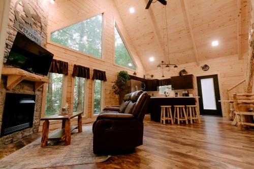 Secluded Wooden Cabin with Fire Pit, Barbecue and Hot-tub in Campbellsville, Kentucky in 坎貝爾斯威爾