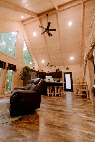 Secluded Wooden Cabin with Fire Pit, Barbecue and Hot-tub in Campbellsville, Kentucky in 坎貝爾斯威爾
