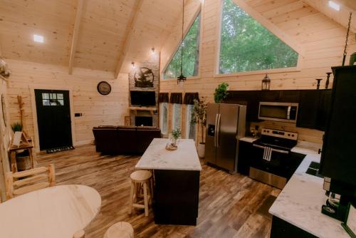 Secluded Wooden Cabin with Fire Pit, Barbecue and Hot-tub in Campbellsville, Kentucky in 坎貝爾斯威爾