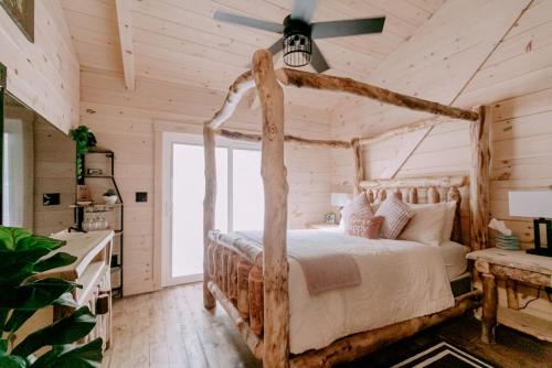 Secluded Wooden Cabin with Fire Pit, Barbecue and Hot-tub in Campbellsville, Kentucky in 坎貝爾斯威爾