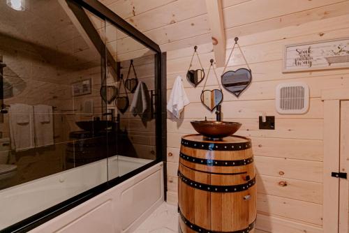 Secluded Wooden Cabin with Fire Pit, Barbecue and Hot-tub in Campbellsville, Kentucky in Campbellsville