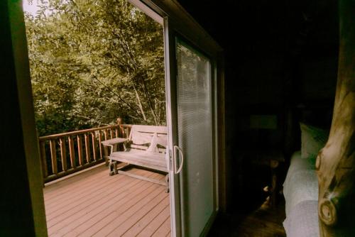 Secluded Wooden Cabin with Fire Pit, Barbecue and Hot-tub in Campbellsville, Kentucky in 坎貝爾斯威爾