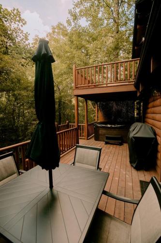 Secluded Wooden Cabin with Fire Pit, Barbecue and Hot-tub in Campbellsville, Kentucky in 坎貝爾斯威爾