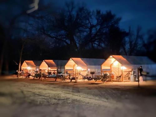 Luxury Safari Tent by the San Marcos River - Ideal for a Glamping Vacation near Kingsbury, Texas in 盧靈(TX)