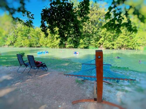 Beautiful Glamping Retreat Destination: Tranquil Safari Tent on the San Marcos River near Kingsbury, in 盧靈(TX)