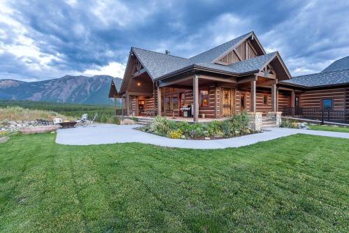 Amazing Log Cabin Rental with Pool Table in the Mountains in West Glacier, Montana in เวสต์ กลาเซียร์(MT)