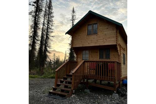 Secluded, Pet Friendly Cabin near Denali National Park with Mountain and Lake Views, Perfect for an Alaskan Escape, Cantwell