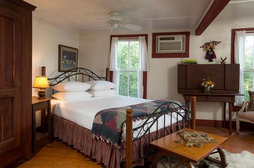 Secluded Cabin Rental with Jacuzzi for Romantic Weekend Getaway near Austin, Texas in New Ulm