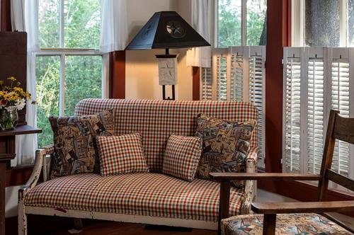 Secluded Cabin Rental with Jacuzzi for Romantic Weekend Getaway near Austin, Texas in New Ulm