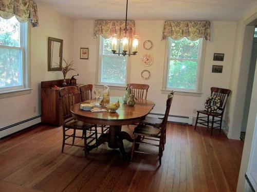 Historic Cottage with Country Charm Next to Creek in Carlisle, Pennsylvania in 卡萊爾市中心