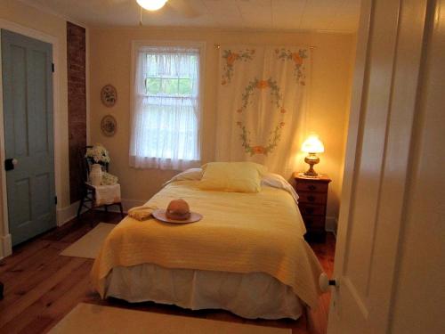 Historic Cottage with Country Charm Next to Creek in Carlisle, Pennsylvania in 卡萊爾市中心