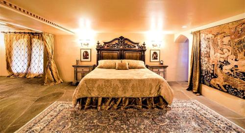 Regal Castle Suite for a Luxury Getaway to Lake George in Upstate New York in Bolton Landing (NY)