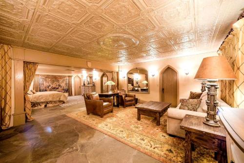 Regal Castle Suite for a Luxury Getaway to Lake George in Upstate New York in Bolton Landing (NY)