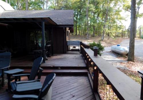 Secluded Waterfront Cabin Rental for Groups on Lake Barkley in Cadiz, Kentucky in Blue Spring (KY)