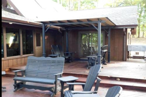 Secluded Waterfront Cabin Rental for Groups on Lake Barkley in Cadiz, Kentucky in Blue Spring (KY)