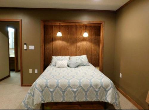 Secluded Waterfront Cabin Rental for Groups on Lake Barkley in Cadiz, Kentucky in Blue Spring (KY)