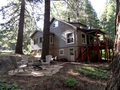 Cozy Vacation Cottage Rental near Lassen Volcanic National Park, Northern California