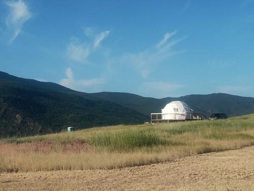 Stunning Off-Grid Dome with Spectacular Views for a Unique Glamping Getaway in Montana
