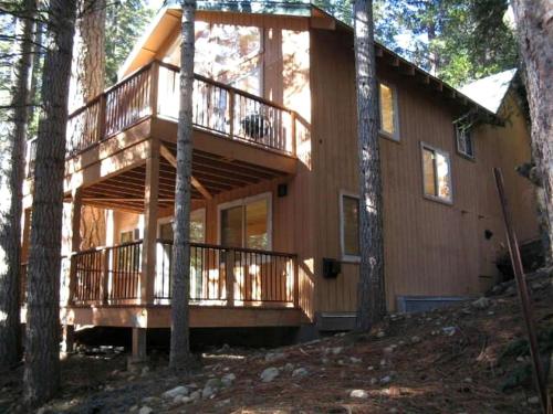 Exceptional Riverside Cabin Rental in the Trees near Pinecrest Lake, California in Pinecrest (CA)