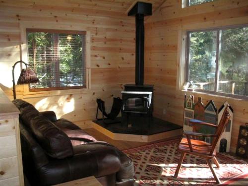 Exceptional Riverside Cabin Rental in the Trees near Pinecrest Lake, California in Pinecrest (CA)