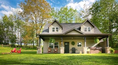 Beautiful Countryside Cabin with Hot-Tub and Pond Views in Ohio