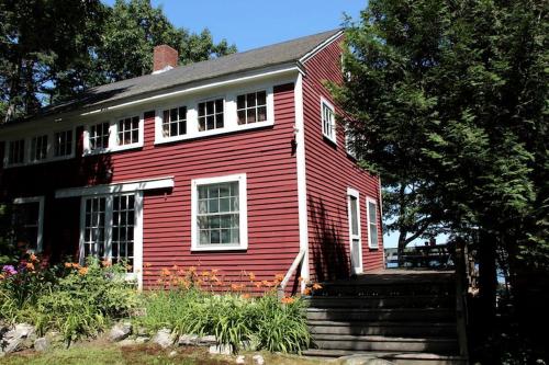 Spacious Dog-Friendly Cottage in the Gorgeous Boothbay Harbor of Maine, West Boothbay Harbor