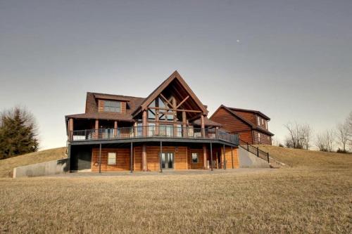 Stunning Private Cabin Getaway with Gorgeous Fireplace near Quincy, Illinois, Loraine