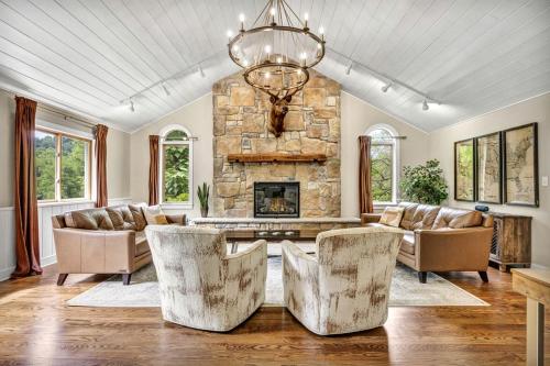Exquisite Cabin with Amazing Interior and Exterior in Sarahsville, Ohio in Caldwell (OH)
