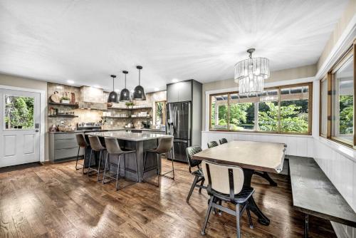 Exquisite Cabin with Amazing Interior and Exterior in Sarahsville, Ohio in Caldwell (OH)