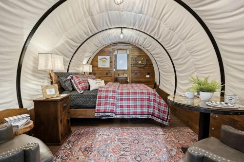 Grand Canyon Covered Wagon for Family-Friendly Glamping in Meadview, Arizona in 米德維尤
