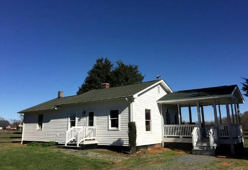 Classic Cottage Rental on Huge Horse and Cattle Farm near Charlottesville in กอร์ดอนวิลล์ (VA)