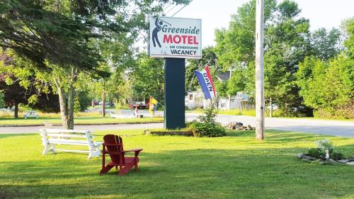 . Greenside Motel