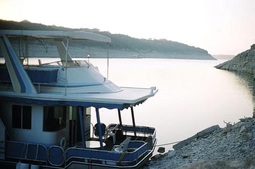 Luxury Houseboat for Cruise-Style Getaway on Lake Travis near Austin, Texas in Volente (TX)