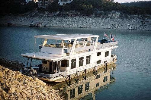 Luxury Houseboat for Cruise-Style Getaway on Lake Travis near Austin, Texas in Volente (TX)