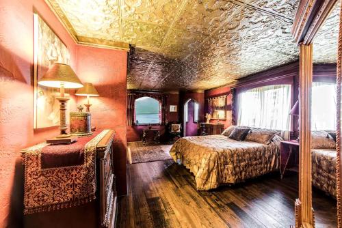 Regal Suite Rental in Breathtaking Castle near Lake George, Upstate New York in Bolton Landing (NY)