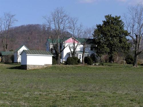 . Comfortable Cottage for Large Groups near Bedford, Virginia