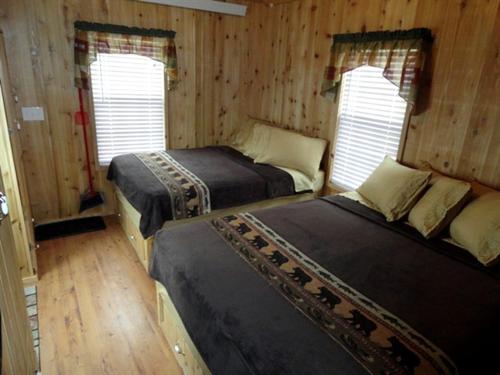 Family-Friendly Cabin Surrounded by Small Town Charm in Sundance, Wyoming in صندانس