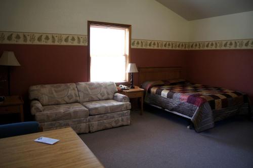 Idyllic Camping Cabin on 2500-Acre Ranch in the Umpqua River Valley, Oregon in Rice Hill (OR)