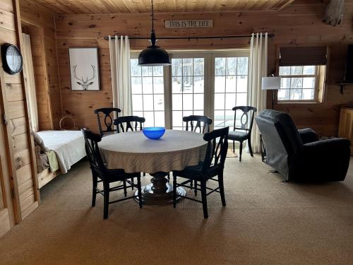 Pristine and Cozy Cabin Rental Overlooking Pond near Rochester, New York in Naples (NY)