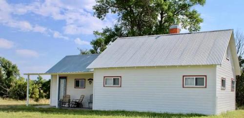 Secluded Cottage on East Ash Creek near Fort Robinson State Park, Nebraska in เชดรอน (เนแบรสกา)