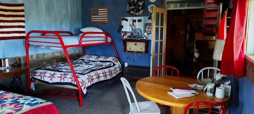 Secluded Cottage on East Ash Creek near Fort Robinson State Park, Nebraska in เชดรอน (เนแบรสกา)