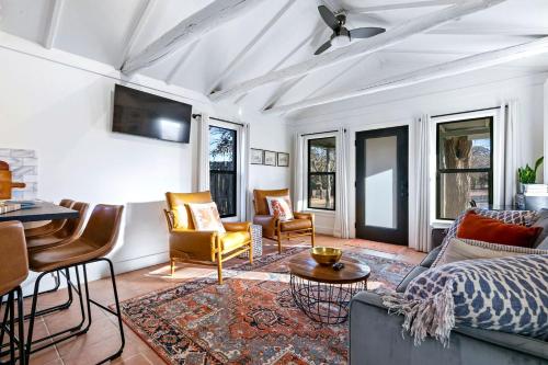 Pet-Friendly Glamping Cabin, with River Access in Ingram, Texas in Хант