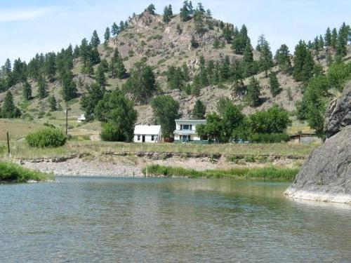 Riverside Cabin with Rare Claw-Foot Bathtub, Montana, Wolf Creek