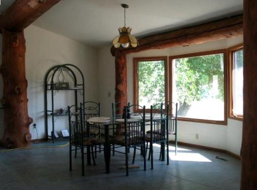 Riverside Cabin with Rare Claw-Foot Bathtub, Montana in Kaskada (MT)