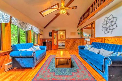 Cozy and Secluded Cabin with a Fireplace in the Poconos Mountains of Pennsylvania in 卡纳登西斯