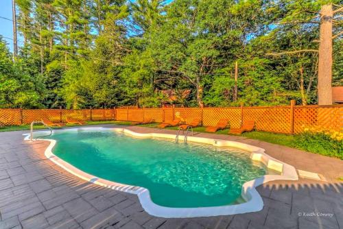 Cozy and Secluded Cabin with a Fireplace in the Poconos Mountains of Pennsylvania in 卡纳登西斯