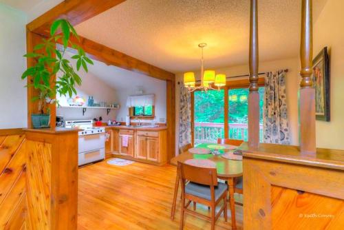 Cozy and Secluded Cabin with a Fireplace in the Poconos Mountains of Pennsylvania in 卡纳登西斯