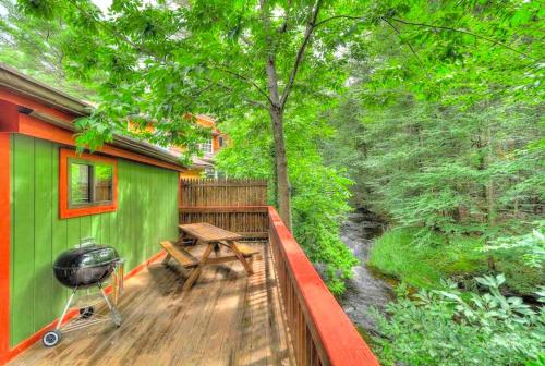 Cozy and Secluded Cabin with a Fireplace in the Poconos Mountains of Pennsylvania in 卡纳登西斯